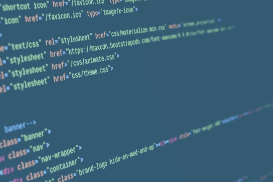 laptop scherm met code