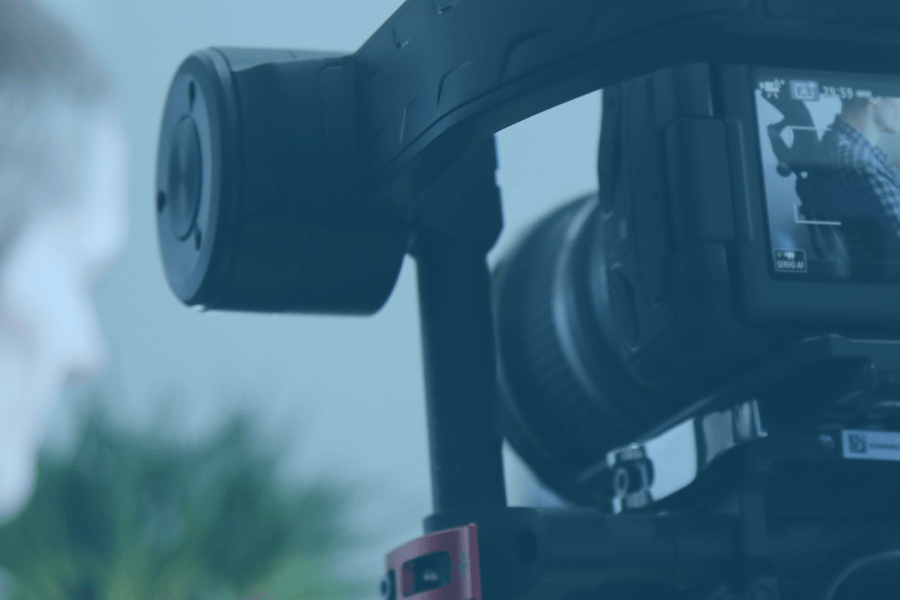 man die gefilmd wordt