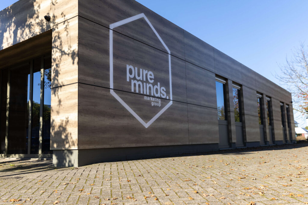 Het pand van Pure Minds in Kerkrade op een zonnige dag
