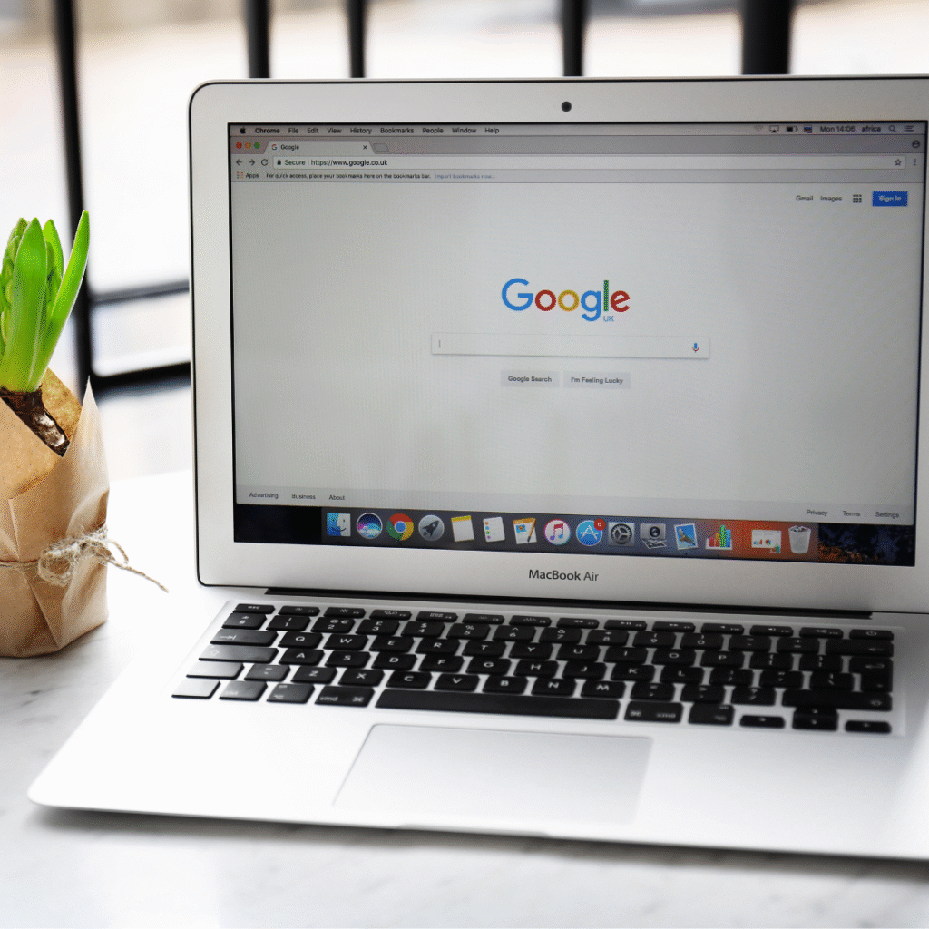 Blog_zoekvolumevsintertievolume_1 Laptop waar google op open staat