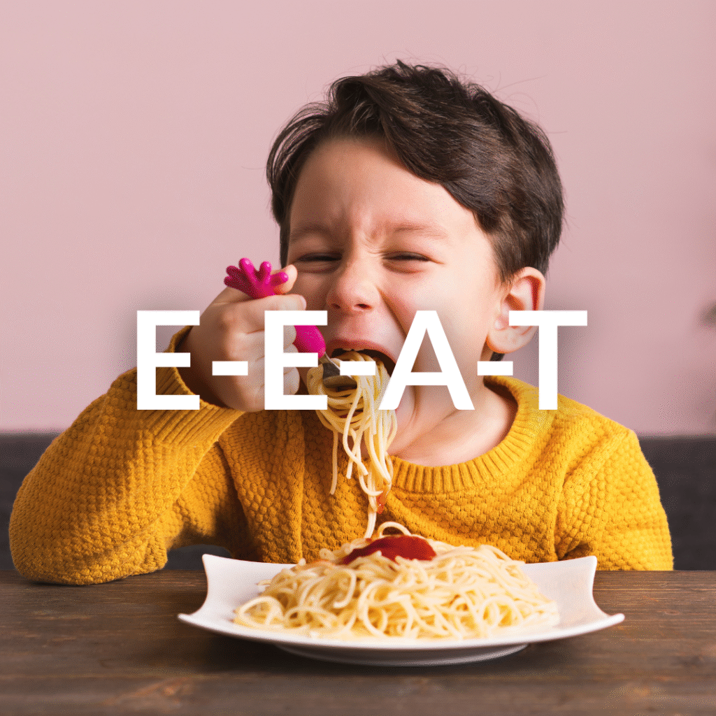Blog_zoekvolumevsintertievolume_4 E-E-A-T als tekst in de afbeelding. Daarnaast zie je een kind spaghetti eten.