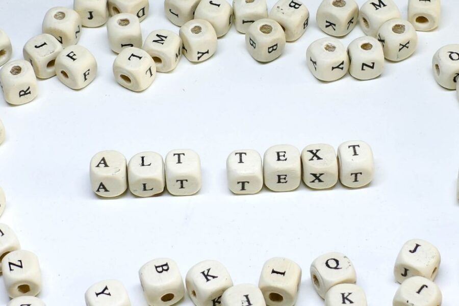Witte letterkralen op een witte achtergrond die samen het woord ALT-TEXT vormen