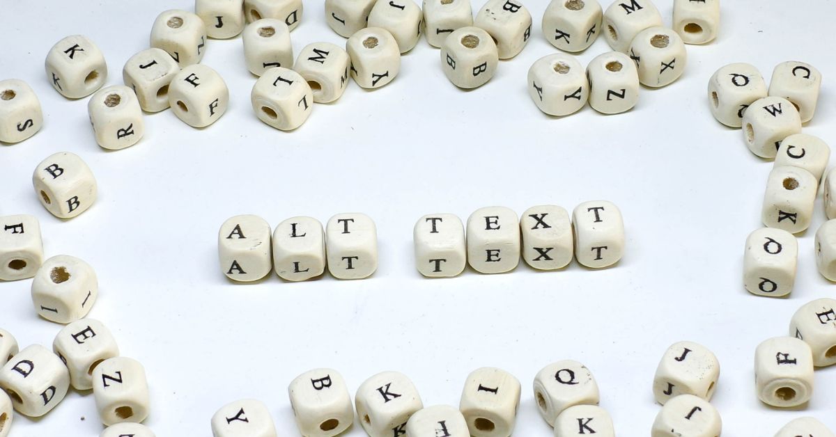 Witte letterkralen op een witte achtergrond die samen het woord ALT-TEXT vormen