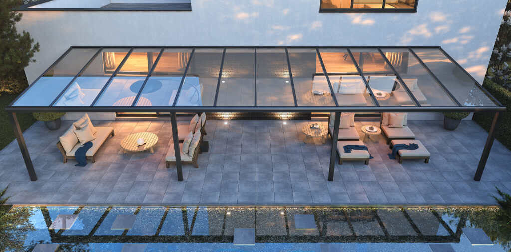 Moderne aluminium terrasoverkapping met glazen dak en luxe loungeset bij een strakke woning, geschikt voor outdoor living.
