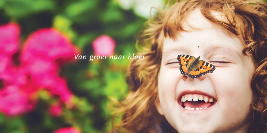 Vrolijk lachend kind met een vlinder op de neus tegen een kleurrijke, natuurlijke achtergrond, met de slogan ‘Van groei naar bloei’.