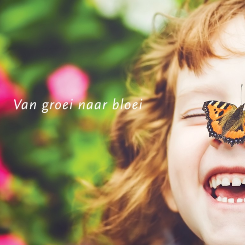 Vrolijk lachend kind met een vlinder op de neus tegen een kleurrijke, natuurlijke achtergrond, met de slogan ‘Van groei naar bloei’.