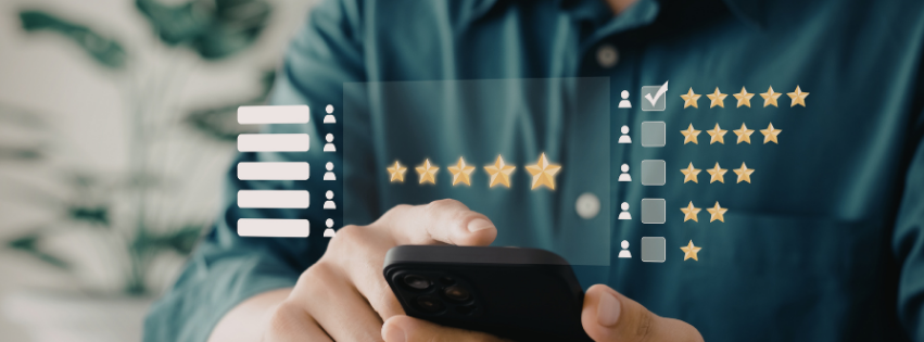 Klant geeft een online review met sterrenbeoordeling op smartphone