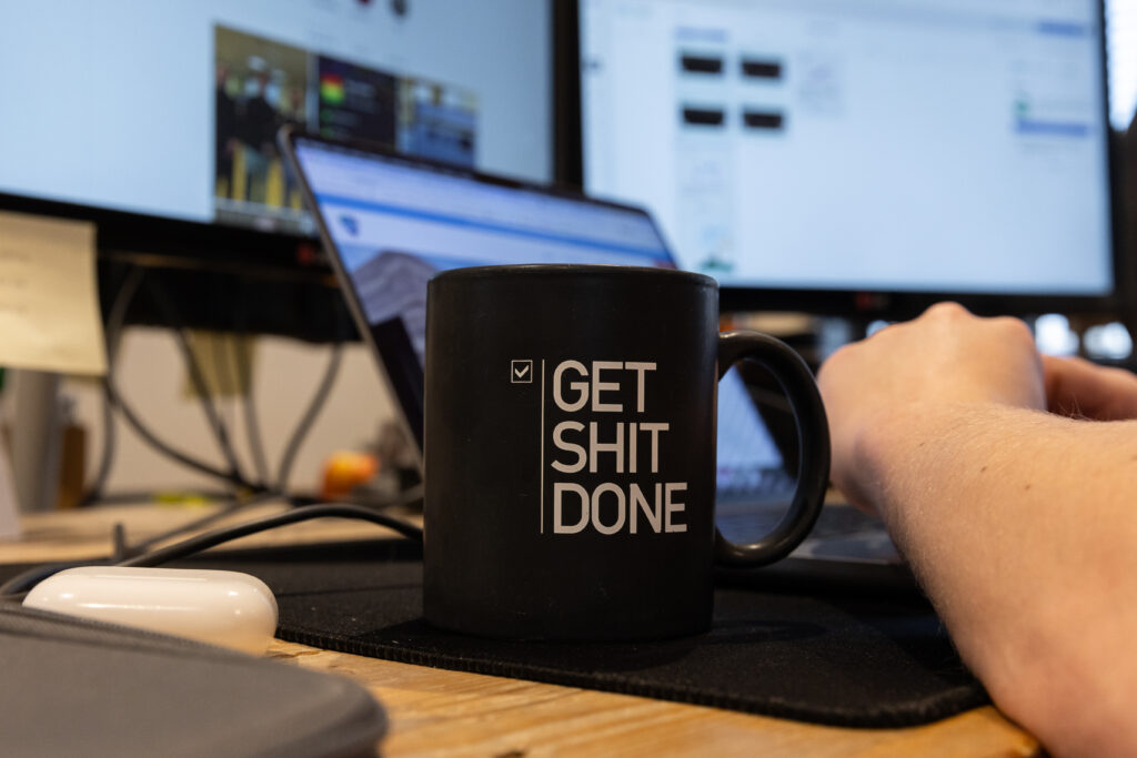 GU-10 maart 2025-039_ Medewerker van Pure Minds aan het werk achter zijn laptop met een koffie mok op de voorgrond