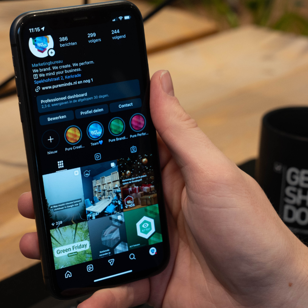 2 Een Instagram profiel pagina die open staat op een telefoon van het bedrijf Pure Minds