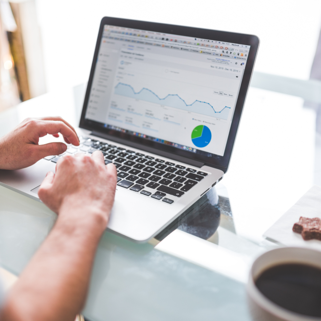4 Een persoon die data aan het analyseren is op zijn laptop