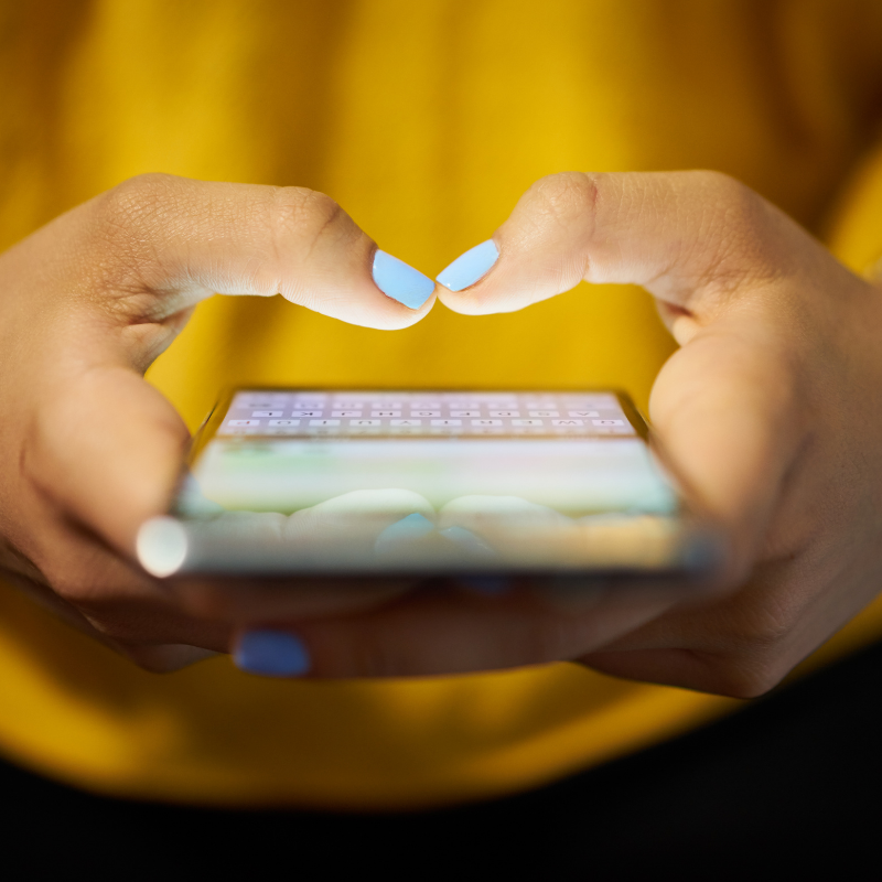 Vrouw appt op smartphone Vooraanzicht van vrouw die smartphone vasthoudt